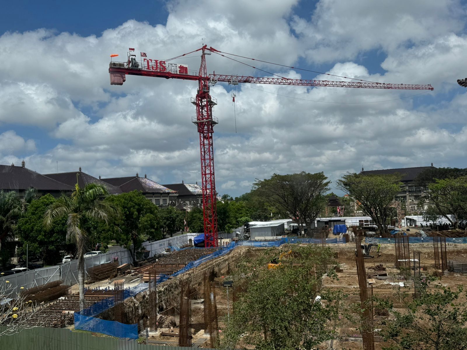 Proses pembangunan gedung badur DPRD Badung, Kamis (7/8/2025).