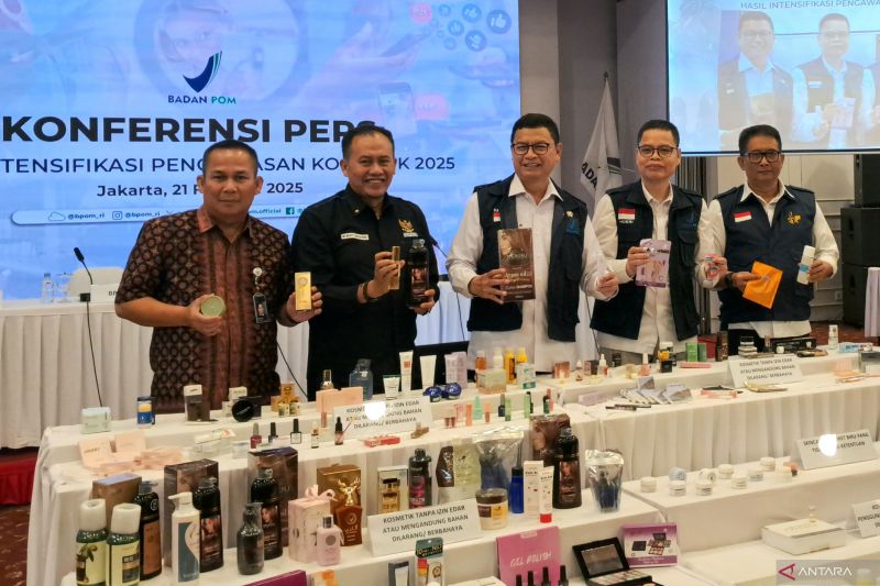 Kepala BPOM Taruna Ikrar (tengah) dalam konferensi pers intensifikasi produk kosmetik ilegal di Kantor BPOM, Jakarta, Jumat (21/2/2025).