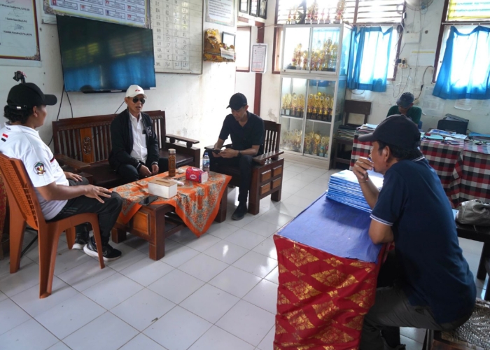 AKTIF : Bupati Satria saat mengunjungi SD Negeri 1 Jungutbatu, Kecamatan Nusa Penida, Sabtu (9/8/2025).