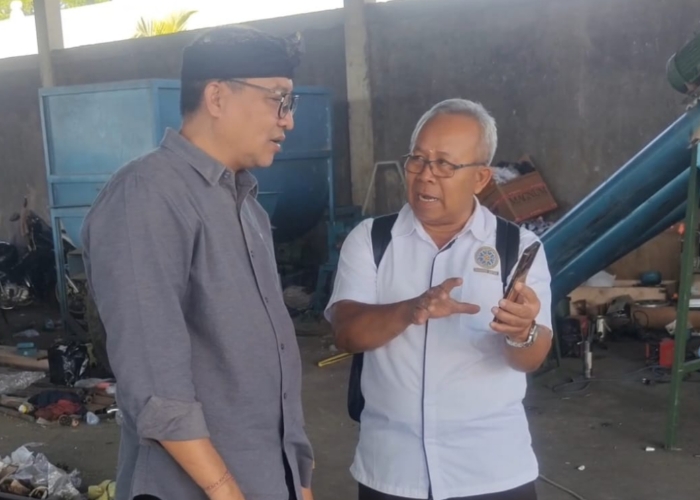 PANTAU : Anggota DPRD Klungkung Fraksi Golkar, Nyoman Alit Sudiana, yang memantau proses perakitan.