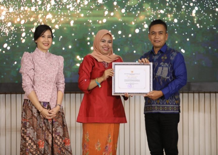 PENGHARGAAN : Wabup Ipat saat menerima penghargaan KLA Kategori Nindya dalam malam apresiasi kabupaten layak anak di Jakarta, (8/8)
