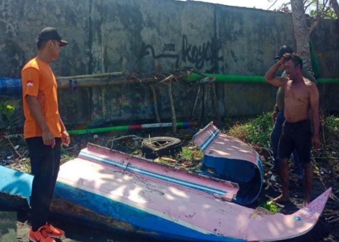 GELOMBANG TINGGI : Perahu fiber milik nelayan di Desa Yeh Kuning, Kecamatan Jembrana, Kabupaten Jembrana usai dihantam gelombang tinggi, Sabtu (9/8).