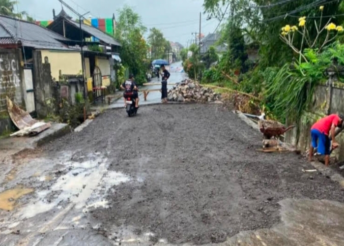 RAMPUNG : Jalan penghubung kecamatan kerambitan-Pasut di Desa Tista Tabanan kini sudah bisa dilintasi.