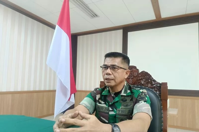 Waka Pendam IX/Udayana Letkol Inf. Amir Syarifudin memberikan keterangan kepada awak media di Makodam Udayana Denpasar, Bali, Jumat (8/8).