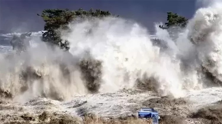 Ilustrasi tsunami yang dipicu gempa tengah laut