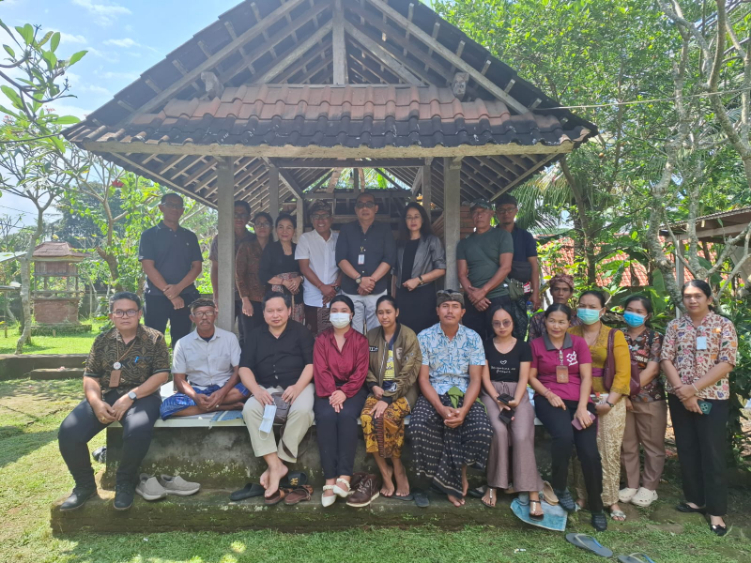 Keluarga dari almarhum bayi NKAMP asal Banjar Kelusu Pejeng, yang meninggal dunia di RSUD Sanjiwani Gianyar pada tanggal 6 Agustus 2025,Minggu (10/8).