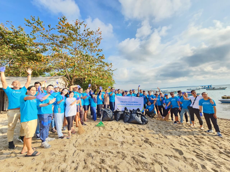 GO GREEN: BPJS Ketenagakerjaan Cabang Bali Denpasar melaksanakan "Employee Volunteering" melakukan kegiatan bersih-bersih sampah di pesisir pantai Noanui, Benoa, Kabupaten Badung, Sabtu (9/08)