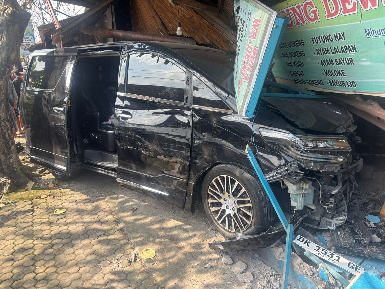 Ringsek: Warung hancur ditabrak salah satu mobil yang terlibat kecelakaan beruntun. (Bali Express/Istimewa)