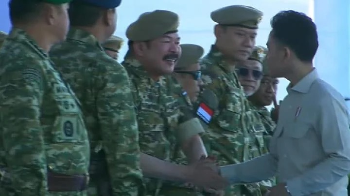 Wakil Presiden Gibran Rakabuming Raka, tidak menyalami Menteri ATR/BPN Agus Harimurti Yudhoyono dalam Upacara Gelar Pasukan Operasional dan Kehormatan Militer