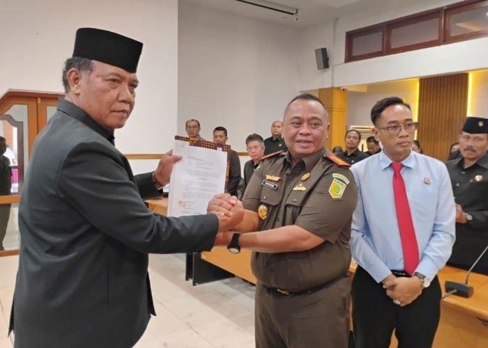 SEPAKAT : DPRD dan Kejari Klungkung menandatangani nota kesepahaman (MoU) terkait pendampingan hukum di bidang perdata dan tata usaha negara, Selasa (12/8/2025).