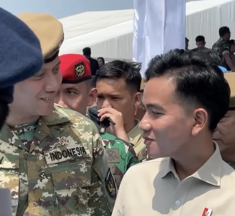 Wapres Gibran Rakabuming Raka berbincang dengan Menko AYH di sela Upacara Gelar Pasukan Operasional dan Kehormatan Militer di Pusdiklatpassu, Kopassus, Batujajar.