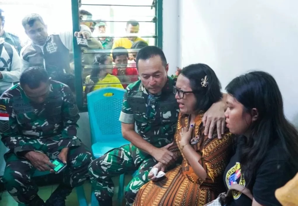 Pangdam IX/Udayana Majyen TNI Piek Budyakto menemui ibu dan ayah Prada Lukcy di Kota Kupang, NTT, pada Senin (11/8).