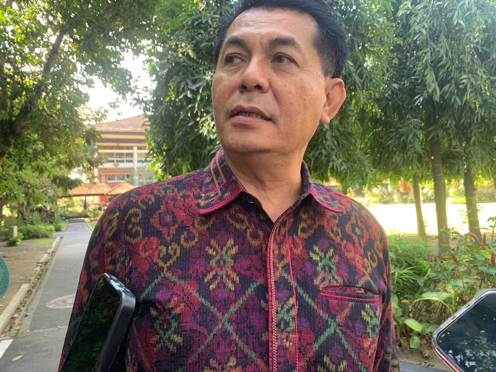 KABAR: Ketua DPRD Provinsi Bali Dewa Made Mahayadnya alias Dewa Jack saat diwawancara di Kantor Gubernur Bali, Selasa (12/8)