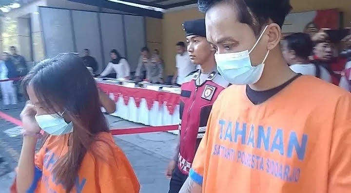 NEKAT: Sepasang kekasih diduga menculik bayi ditangkap di Mako Polresta Sidoarjo, Senin (11/8).