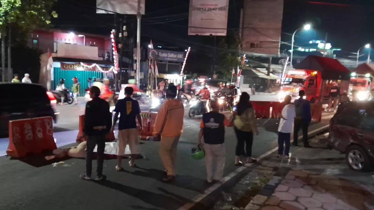 Kecelakaan lalu lintas terjadi di Jalan Soekarno Hatta, tepatnya di Simpang 3 ABC depan Luwes, Kelurahan Ledok, Kecamatan Argomulyo, Kota Salatiga, pada Senin (11/08/2025).
