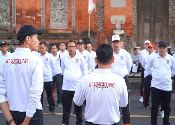 LAUNCHING : Peluncuran Baju Klungkung Mahottama oleh Bupati Klungkung I Made Satria bersama Wakil Bupati Tjokorda Gde Surya Putra di depan Puri Agung Klungkung, Selasa (12/8/2025).