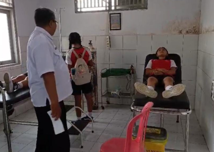 PERAWATAN : Sejumlah siswa saat mendapatkan perawatan di Puskesmas Banjarangkan pasca mengeluh pusing dan muntah.