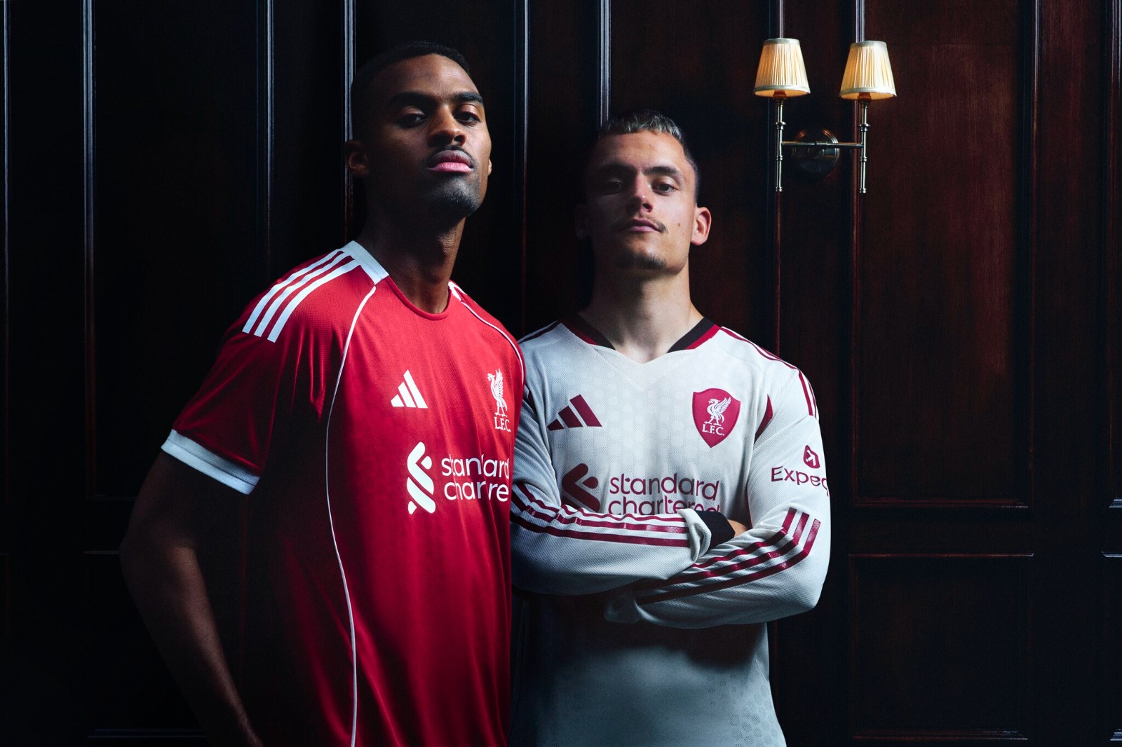 Jersey home-away terbaru dari Liverpool FC.