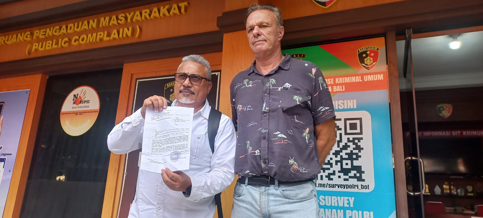 Nicholas John Hyam didampingi Kuasa Hukum Joao Meco di Polda Bali. (Bali Express/Istimewa)