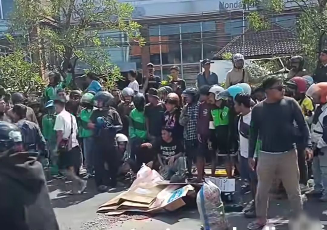 Tangkapan layar masyarakat mengerumuni tempat kejadian perkara kecelakaan maut di Jalan Imam Bonjol Denpasar. (Bali Express/Akun Fb Seris Sirgyo Bali)