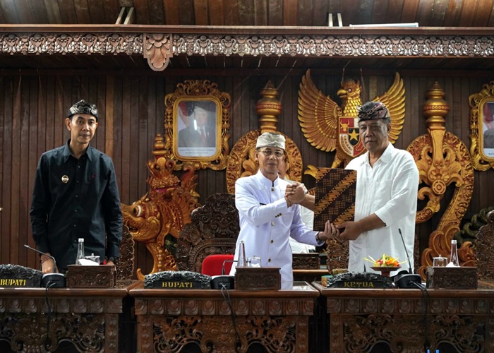 SEPAKAT : Penandatanganan dilakukan dalam rapat paripurna DPRD Klungkung, Rabu (13/8/2025).