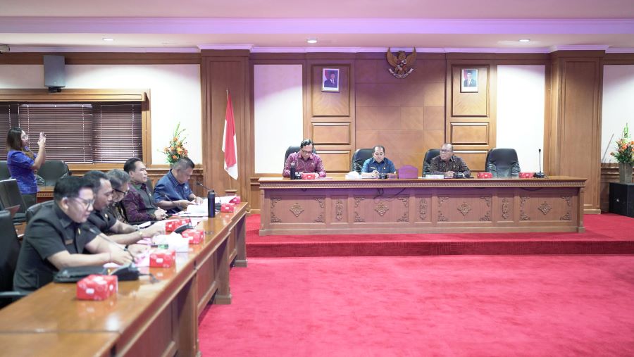Pelaksanaan rapat kerja Komisi II DPRD Badung, Selasa (12/8/2025).