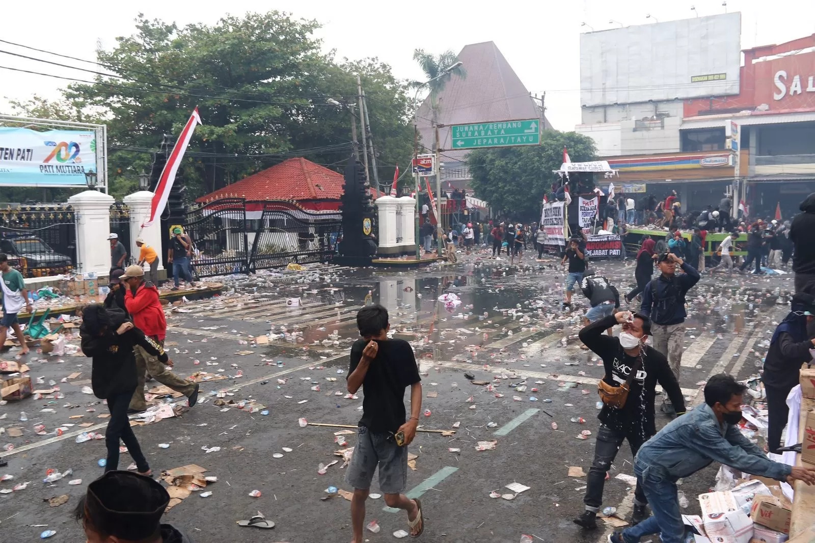 Massa bentrok dengan aparat saat melakukan aksi di depan Kantor Bupati Pati, Kabupaten Pati, Jawa Tengah, Rabu (13/8/2025).