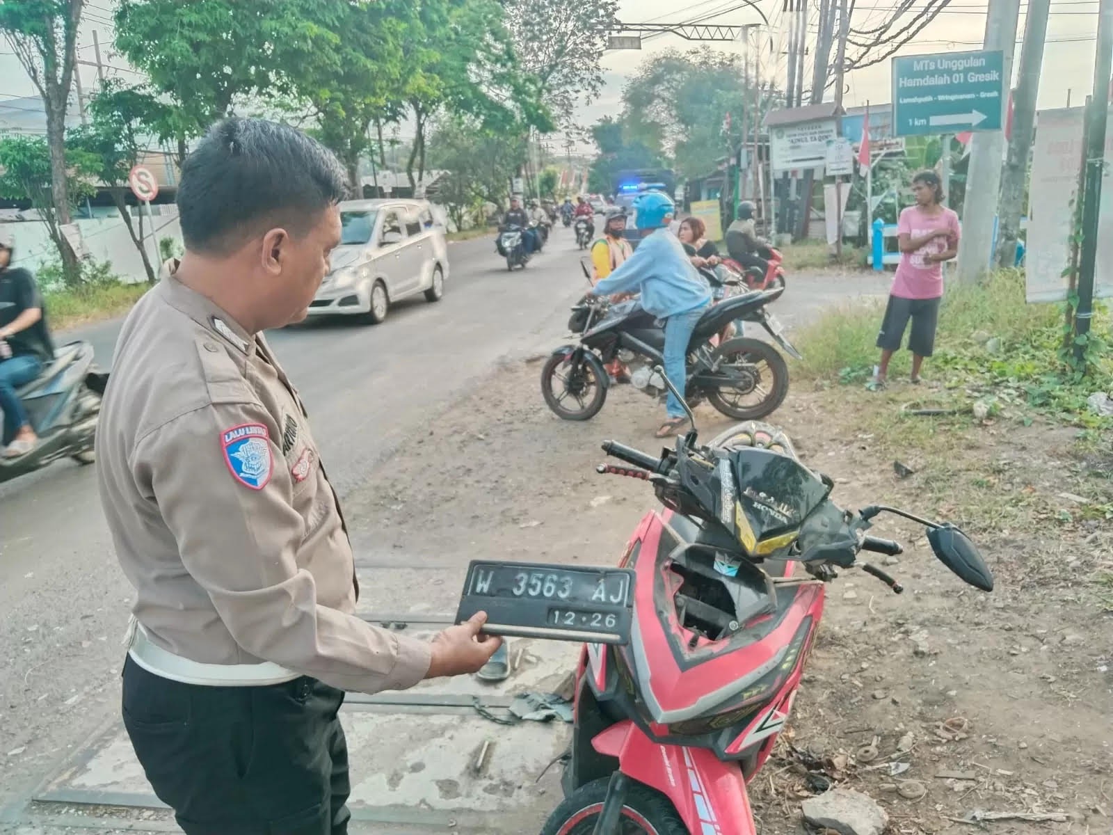OLAH TKP : Petugas kepolisian melakukan olah TKP kecelakaan di Jalan Raya Desa Sumengko, Kecamatan Wringinanom, Gresik.