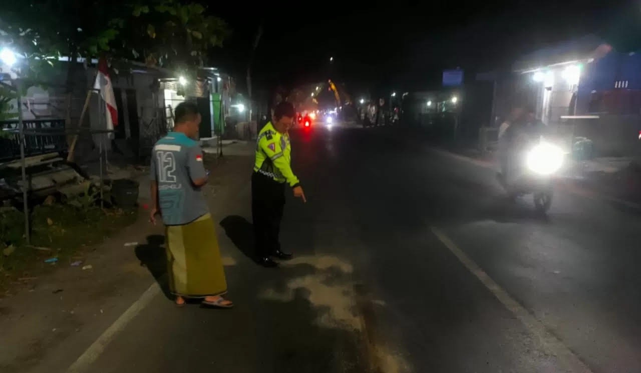 OLAH TKP: Anggota Unit Laka Satlantas Polres Jember melakukan olah TKP kecelakaan di Jalan MH Thamrin, Kelurahan Kranjingan, Kecamatan Sumbersari, Selasa (12/8) pukul 18.00.