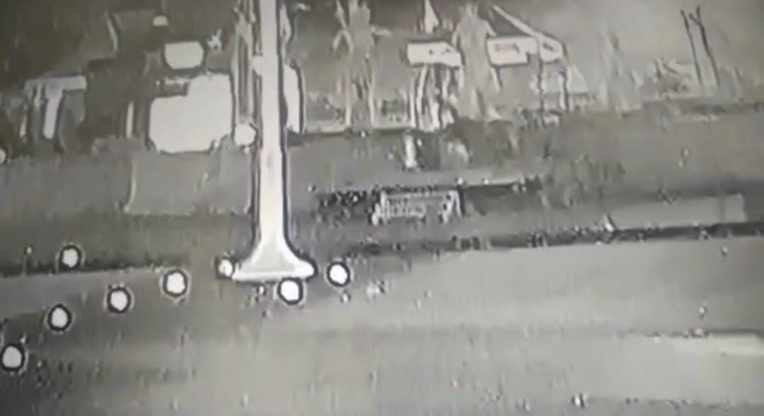 Video cctv yang merekam aksi empat remaja di Gianyar buang meja mimbar upacara 17 Agustus.
