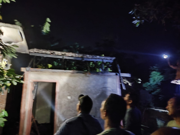 Petugas Damkar Jembrana melakukan pemadaman api yang membakar rumah warga di Lingkungan Bilukpoh, Kelurahan Tegalcangkring, Kecamatan Mendoyo, Kabupaten Jembrana, Rabu (13/8).