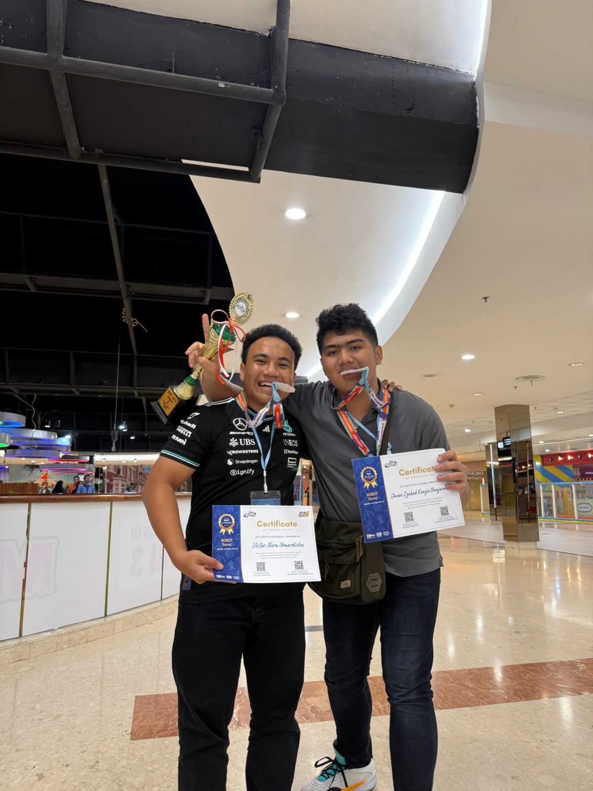 Victor Nera Umardicha (kiri) tersenyum sumringah usai meraih juara kompetisi robotik tingkat nasional. (Bali Express/Istimewa)