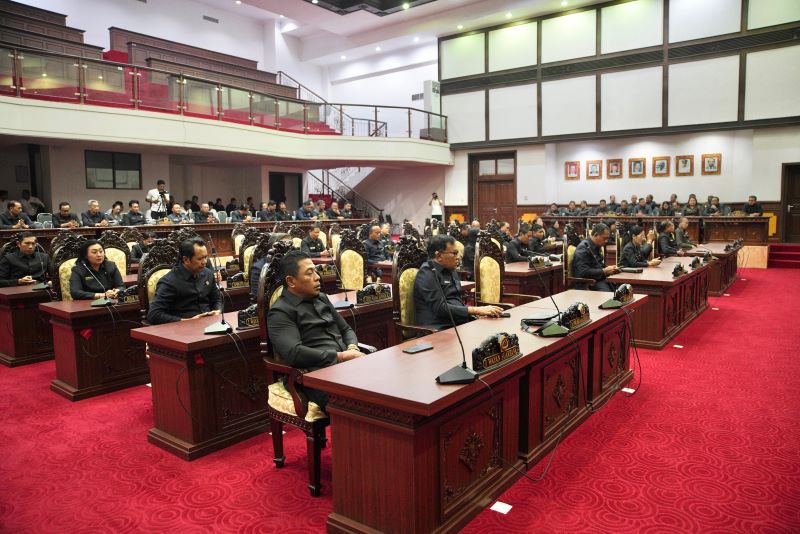 Sidang paripurna DPRD Gianyar yang salah satunya terkait persetujuan pinjaman dana ke BPD Bali, Rabu (13/8/2025).