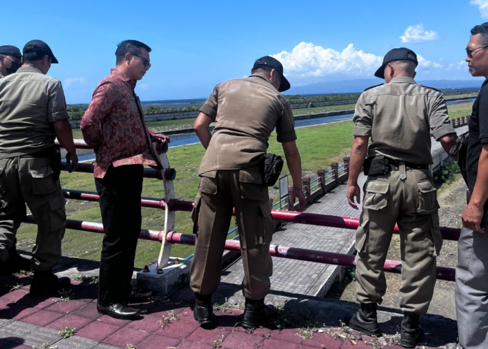 RAIB : Satpol PP Klungkung saat mengecek besi jembatan yang hilang.