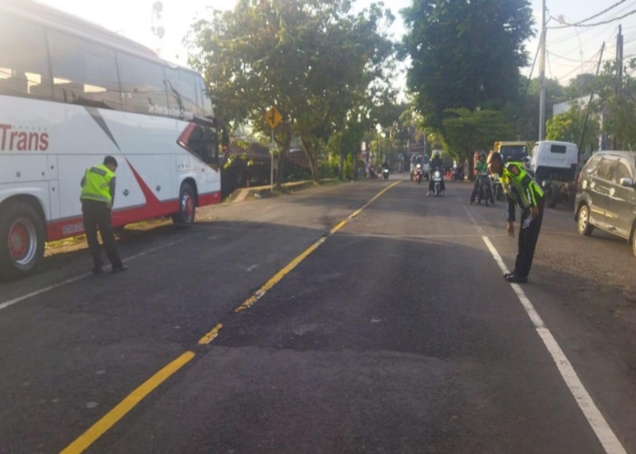 MAUT : Petugas kepolisian melakukan olah TKP kecelakaan yang menewaskan remaja 19 tahun di Jalan Umum Denpasar&ndash;Gilimanuk KM 88-89, Desa Pergung, Kecamatan Mendoyo, Kabupaten Jembrana, Jumat (15/8).