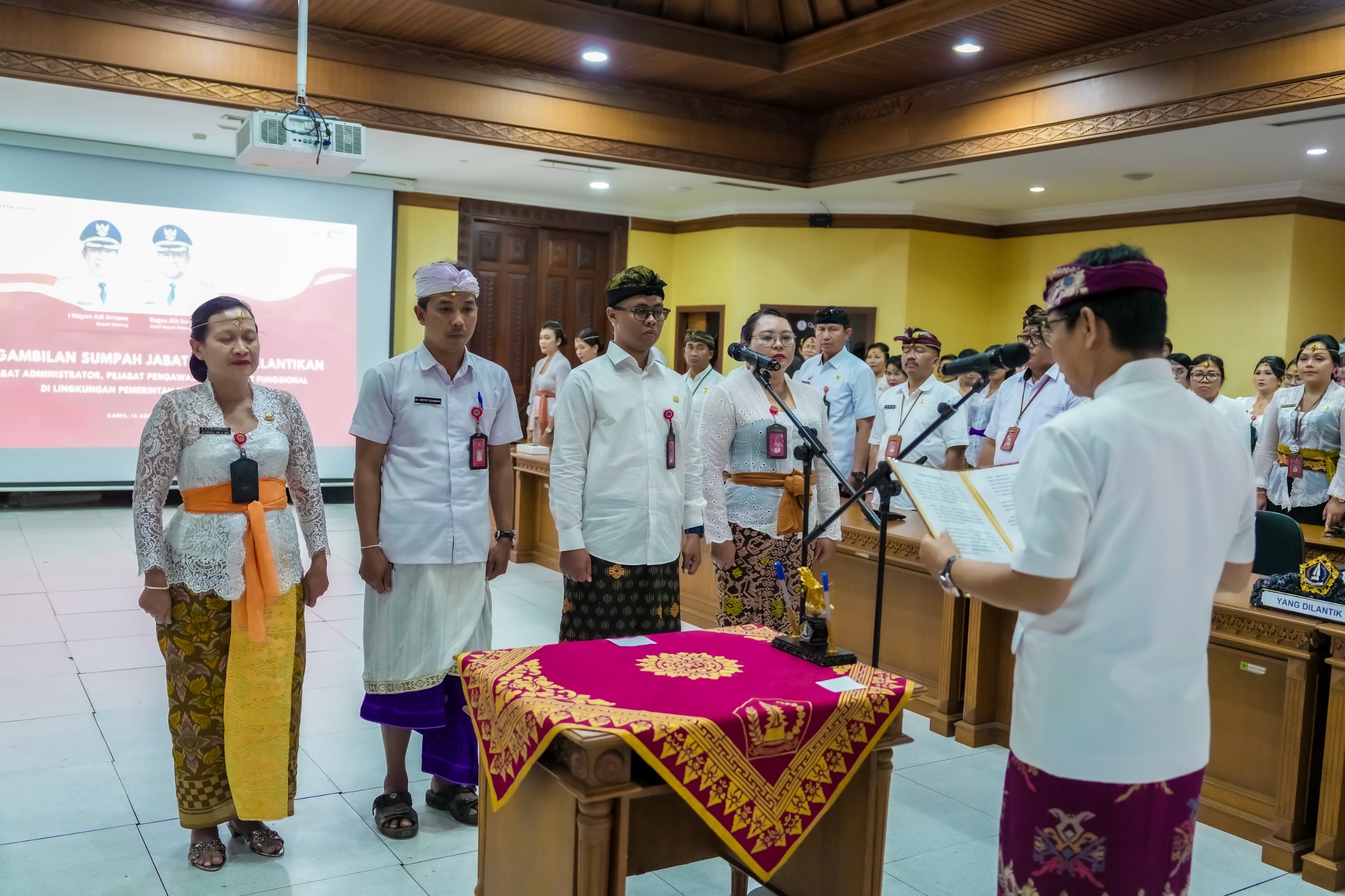 Pelantikan sejumlah pejabat di Pemkab Badung, diantaranya Direktur RSUD Giri Asih dan Suwiti, Kamis (14/8).