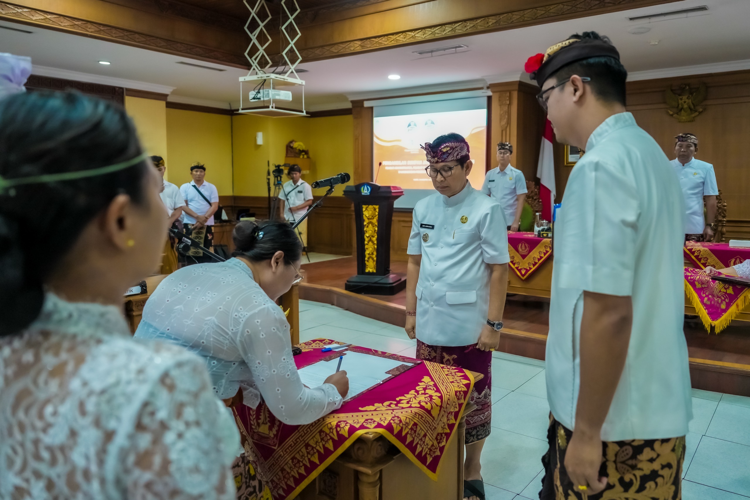Bupati Adi Arnawa melantik dan mengambil sumpah jabatan Pejabat Administrator, Pejabat Pengawas dan Pejabat Fungsional di Ruang Kriya Gosana, Puspem Badung, Kamis (14/8).