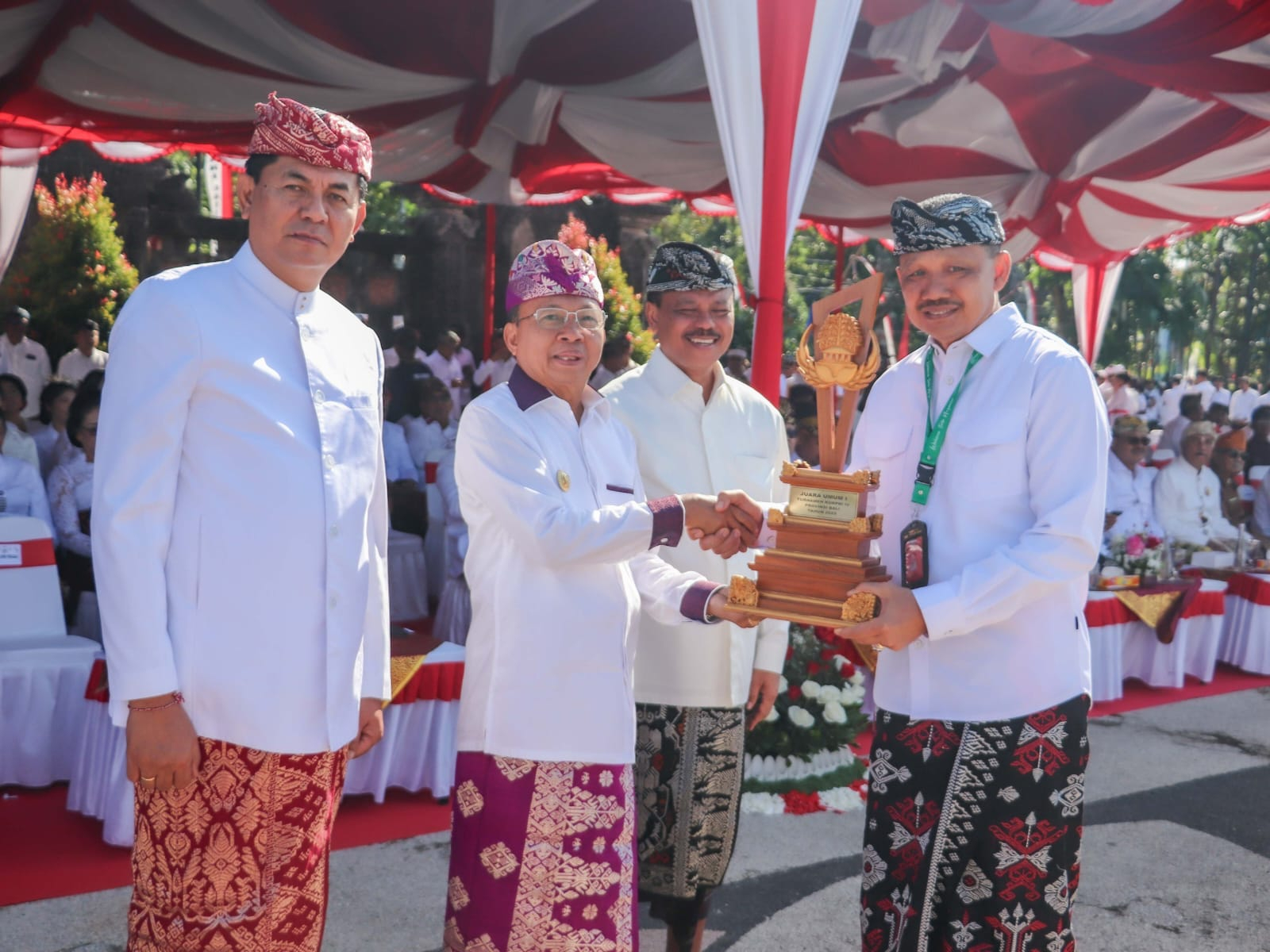 JUARA: Ketua Bapor Korpri Badung, AA Ngurah Rai Yuda Darma saat menerima piala juara umum I dalam Turnamen Korpri Provinsi Bali, Kamis (14/8).