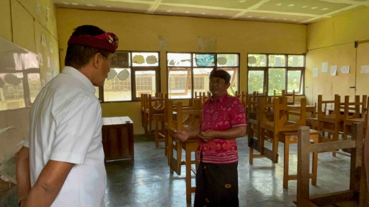 Peninjauan kondisi SDN 1 Silangjana oleh Wakil Bupati Buleleng, Gede Supriatna.