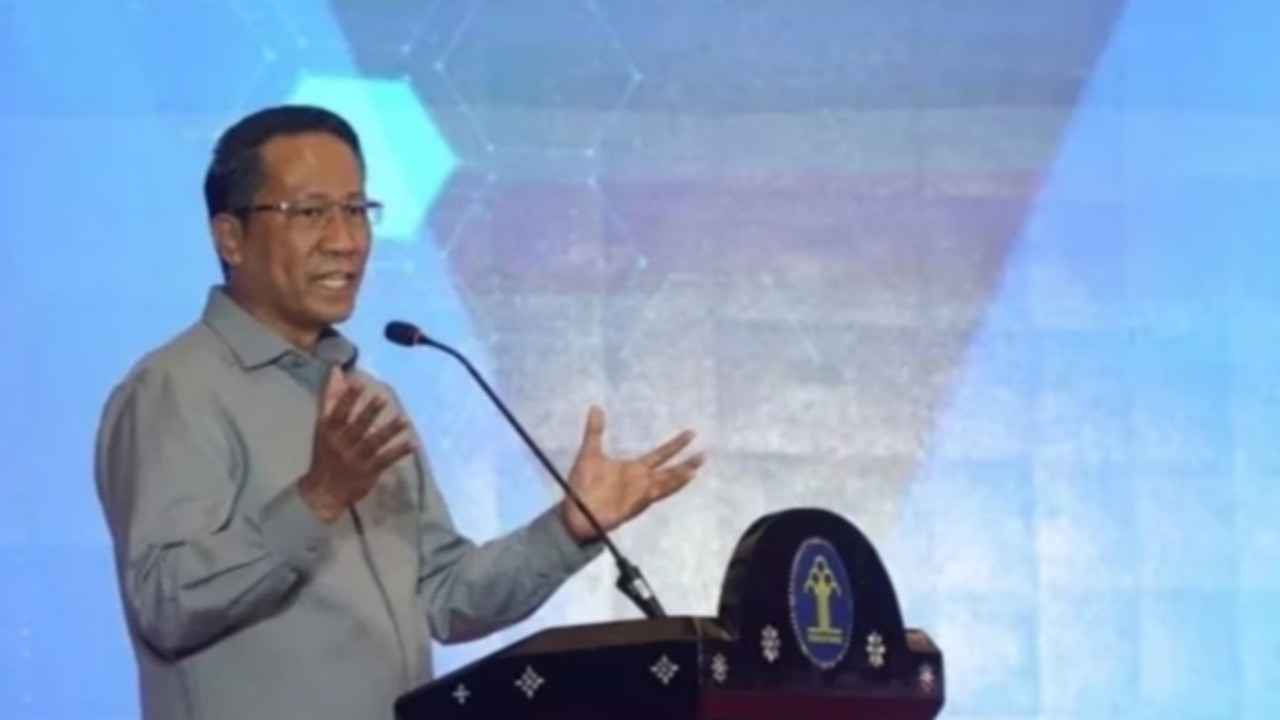 Menteri Hukum dan HAM RI, Supratman Andi Agtas, yang menyatakan bahwa kewajiban royalti hanya dibebankan kepada pelaku usaha, bukan konsumen.