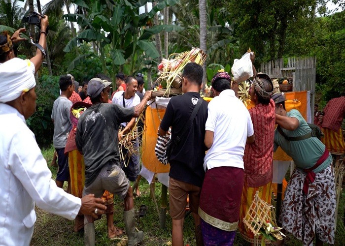 BERPELUANG : Tradisi unik Mejurag Tipat yang digelar masyarakat Desa Timuhun, Kecamatan Banjarangkan, Klungkung.