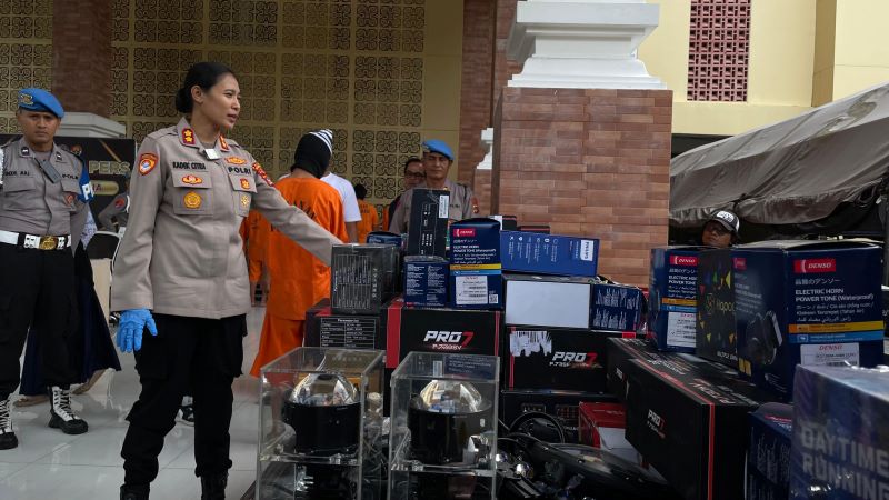 Kapolres Jembrana AKBP Kadek Citra Dewi Suparwati menunjukkan barang curian SA, Kamis (14/8/2025).