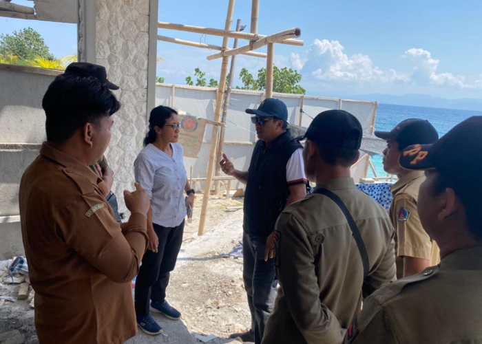 CEK : Tim monitoring yang dipimpin Camat Nusa Penida, I Kadek Yoga Kusuma, bersama Kasi Trantib Satpol PP dan Perbekel Desa Ped melakukan pengecekan lapangan, Jumat (15/8/2025).