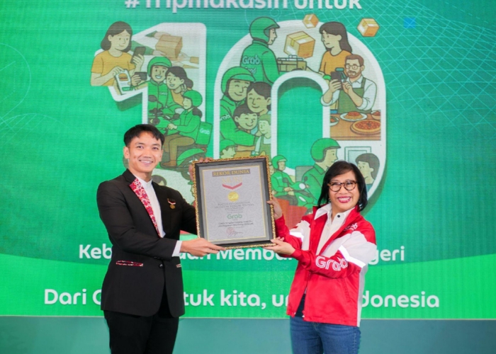 Neneng Goenadi, Chief Executive Officer, Grab Indonesia, menerima sertifikat Rekor Dunia MURI dari Triyono Aditri, Senior Manager, Museum Rekor-Dunia Indonesia (MURI).