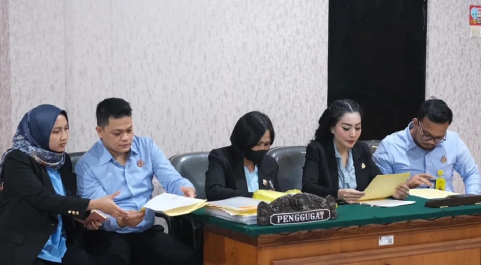 Tim Pengacara Negara dibawah koordinasi Kepala Seksi Perdata dan Tata Usaha Negara atau Kasidatun, Mayang Tari, dalam sidang ketiga gugatan Yayasan Anak Bali Luih di PN Tabanan.