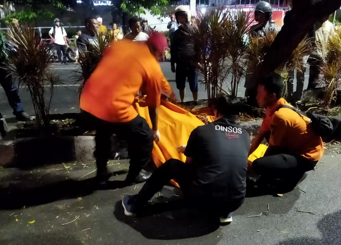 Pengendara Yamaha Aerox Prana Cakra tewas usai tabrak pembatas jalan dan pohon, Kamis (14/8/2025).