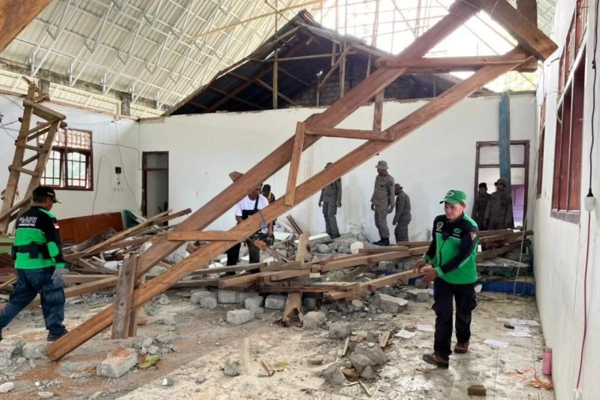 Gempa berkekuatan 6,0 mengguncang Kabupaten Poso, Sulawesi Tengah merusak sejumlah bangunan, Minggu (17/8).