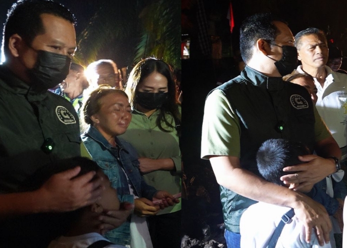 PEDULI : Bupati Kembang Hartawan saat mengunjungi korban kebakaran di Desa Pergung, Sabtu (16/8).