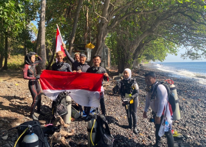 Organisasi Pemandu Selam Tulamben (OPST) menggelar upacara bendera yang unik dan penuh semangat di dasar laut kawasan Pantai Tulamben, Minggu (17/8/2025).