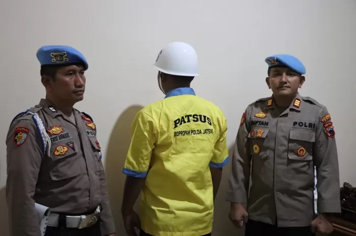 DITANGKAP: Oknum polisi diamankan personel Polresta Pati di Mapolresta setempat.